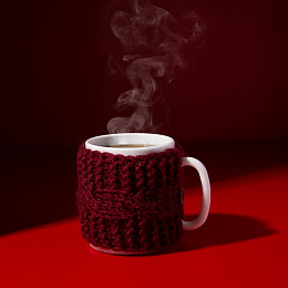 Кружка в вязаном чехле бордовая