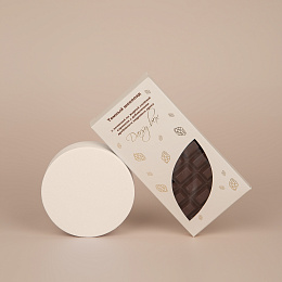 Темный шоколад с соленой карамелью и кедровым орехом