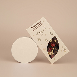 Темный шоколад с шишкой, вяленой вишней и кедровым орехом