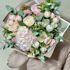 Букет с гортензией, ранункулюсами, пионовидной розой и тюльпанами