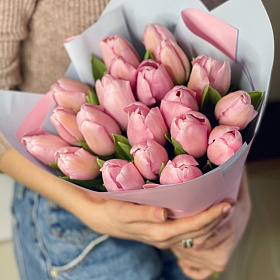 Букет с розовыми тюльпанами